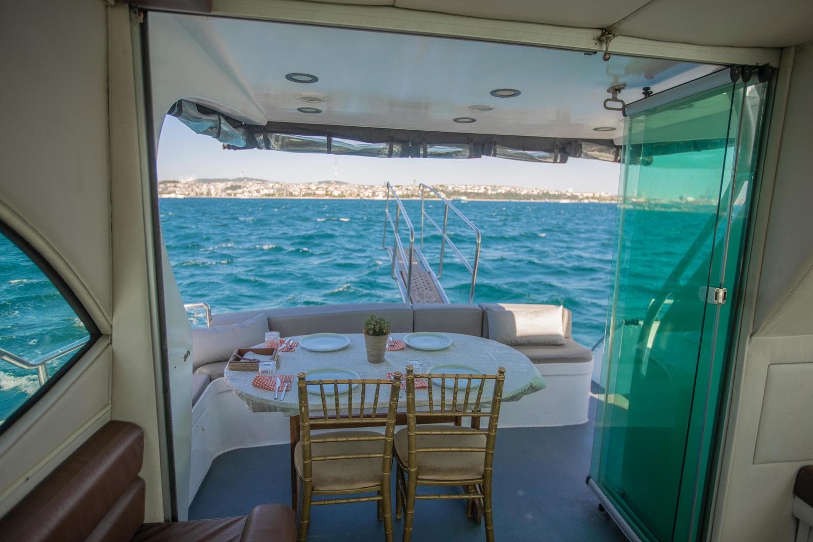 Classic Bosphorus Yacht (10–14 guests) — Bosphorus charter photo 4
